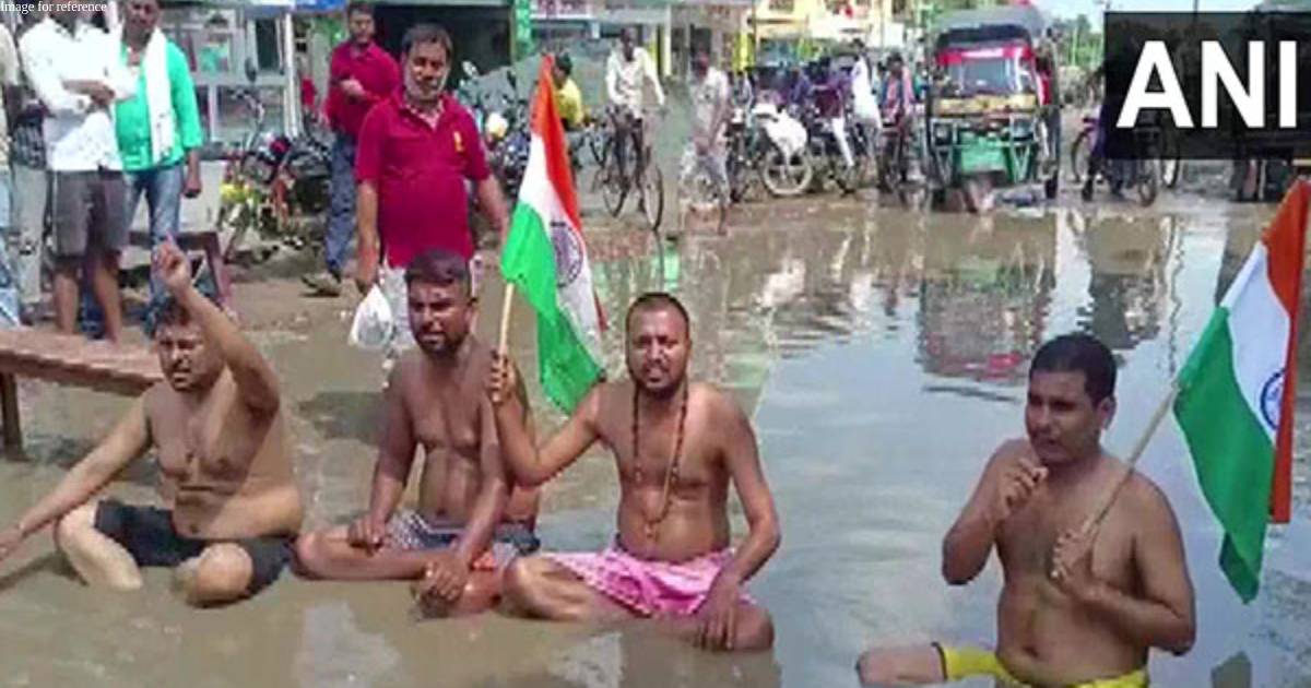Bihar: Villagers protest sitting in water accumulated on Hajipur-Bachwara NH-122, demand maintenance